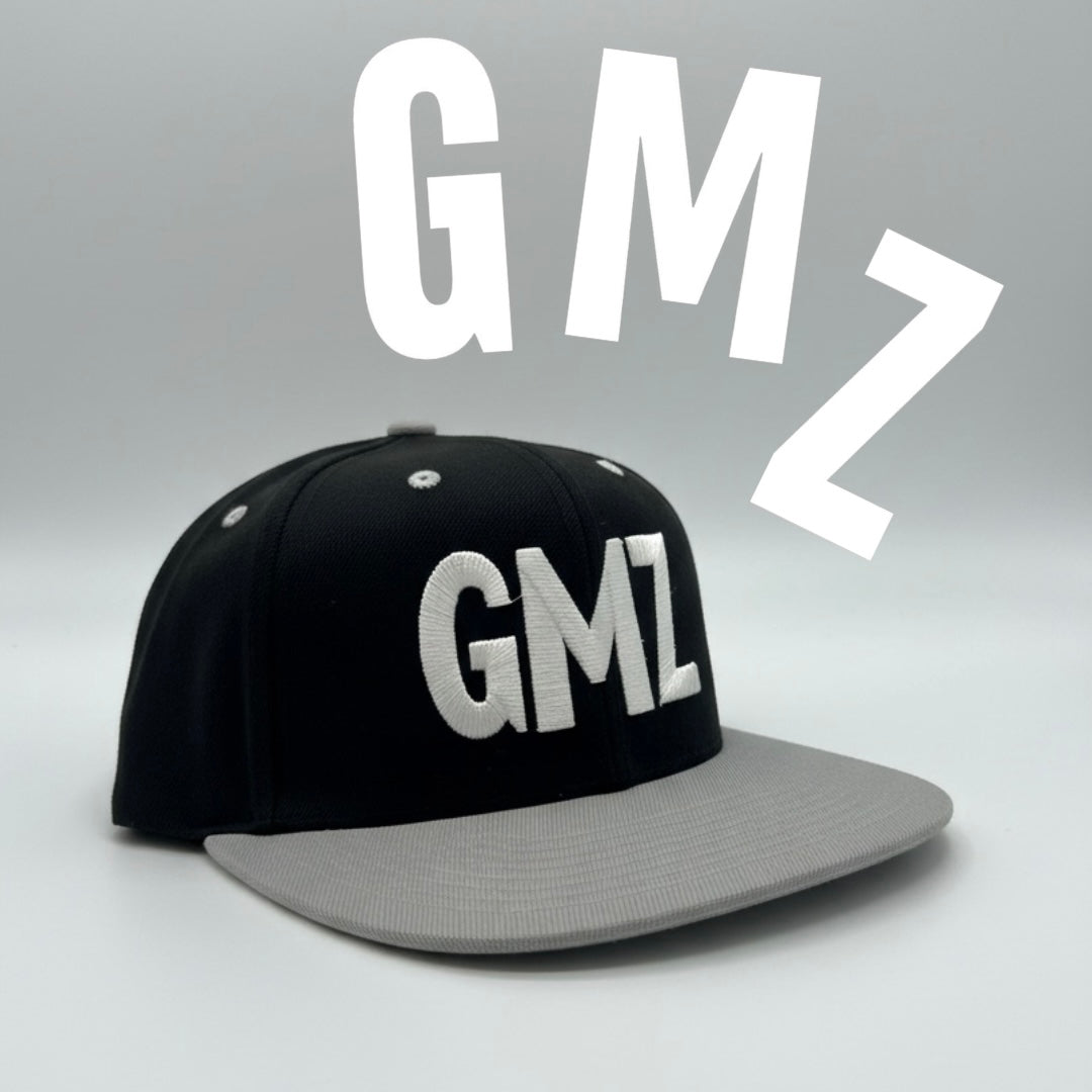 【後藤武敏コラボ】GMZ フラットバイザー スナップバックキャップ