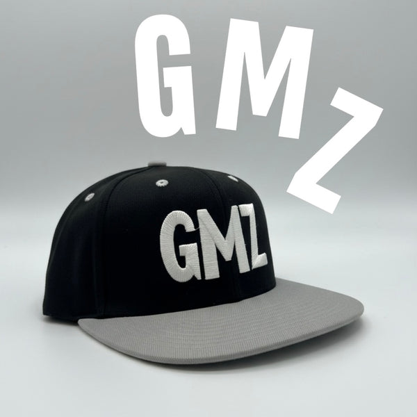 【後藤武敏コラボ】GMZ フラットバイザー スナップバックキャップ