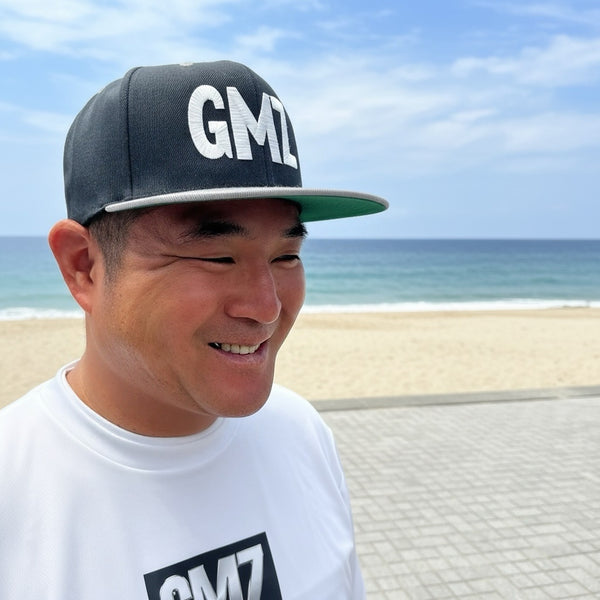 【後藤武敏コラボ】GMZ フラットバイザー スナップバックキャップ
